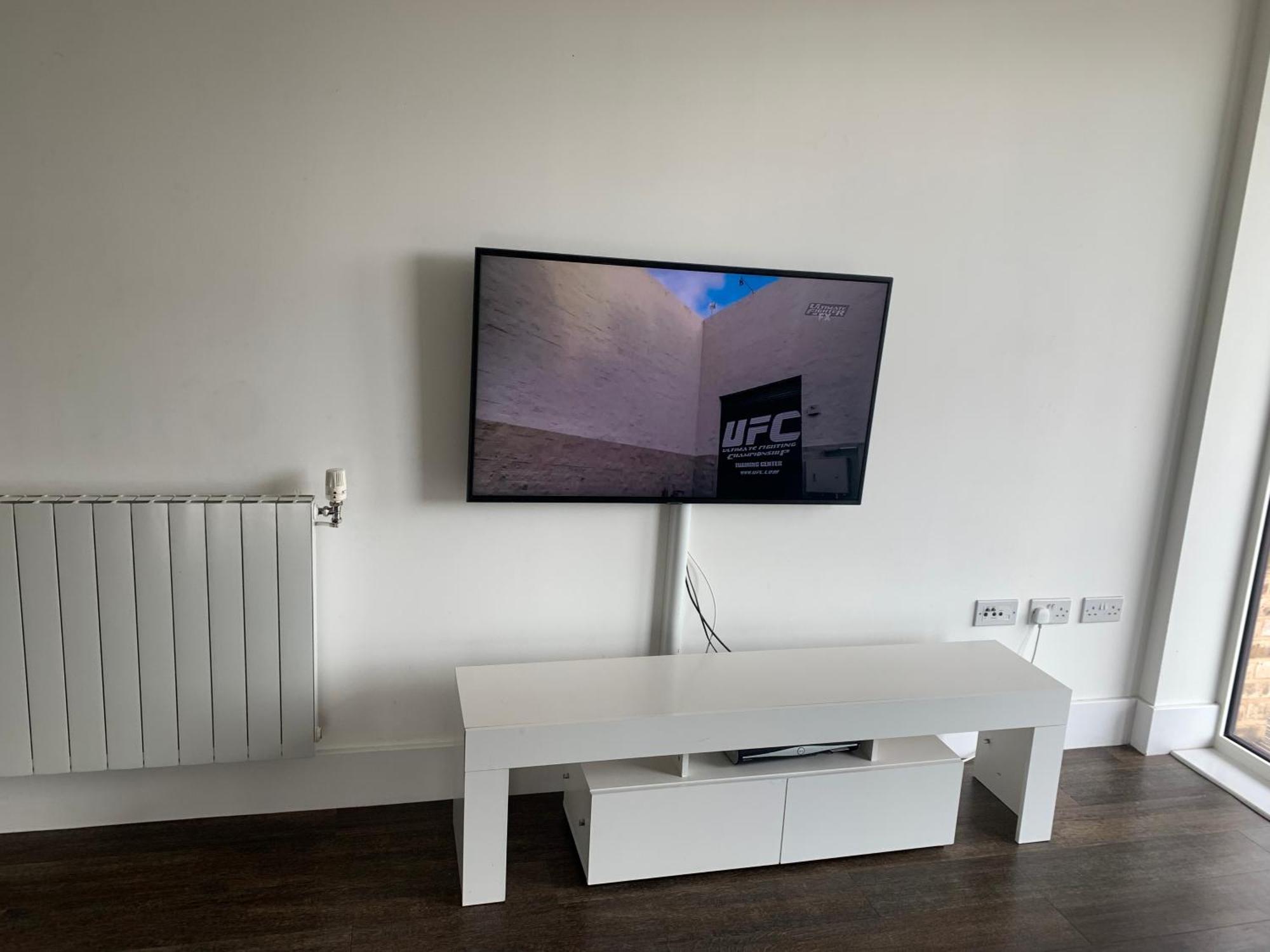 2 Bedroom 2 Bath 1 Ensuite In Roya Asenal Beautiful Views & Parking 伦敦 外观 照片