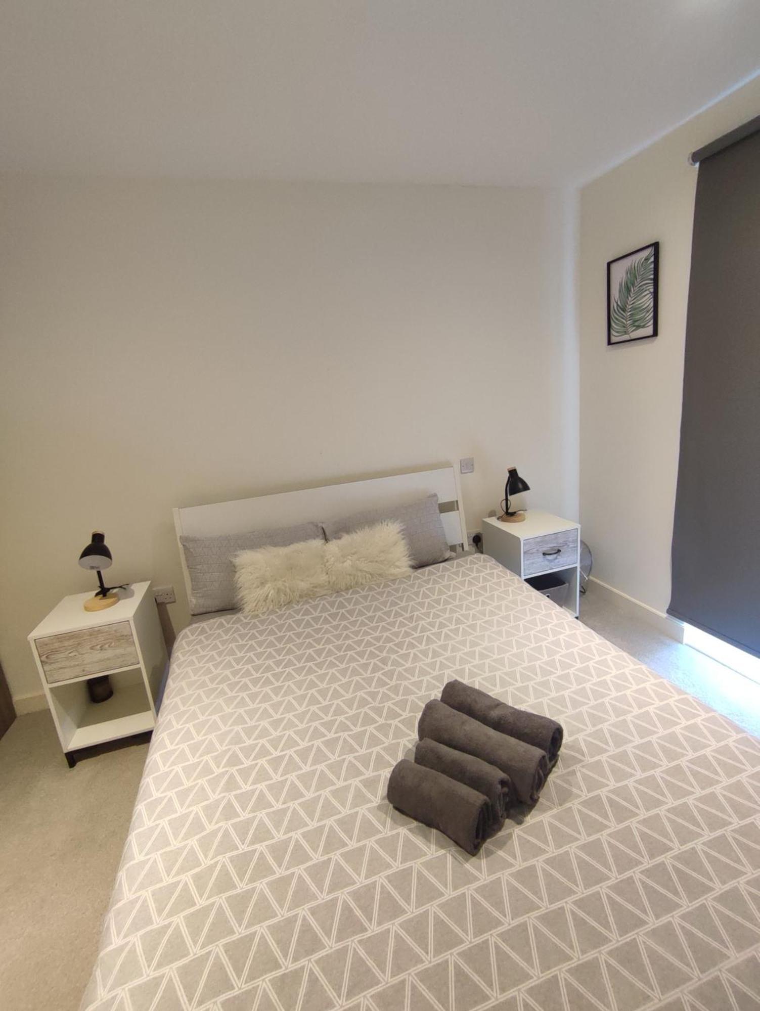 2 Bedroom 2 Bath 1 Ensuite In Roya Asenal Beautiful Views & Parking 伦敦 外观 照片