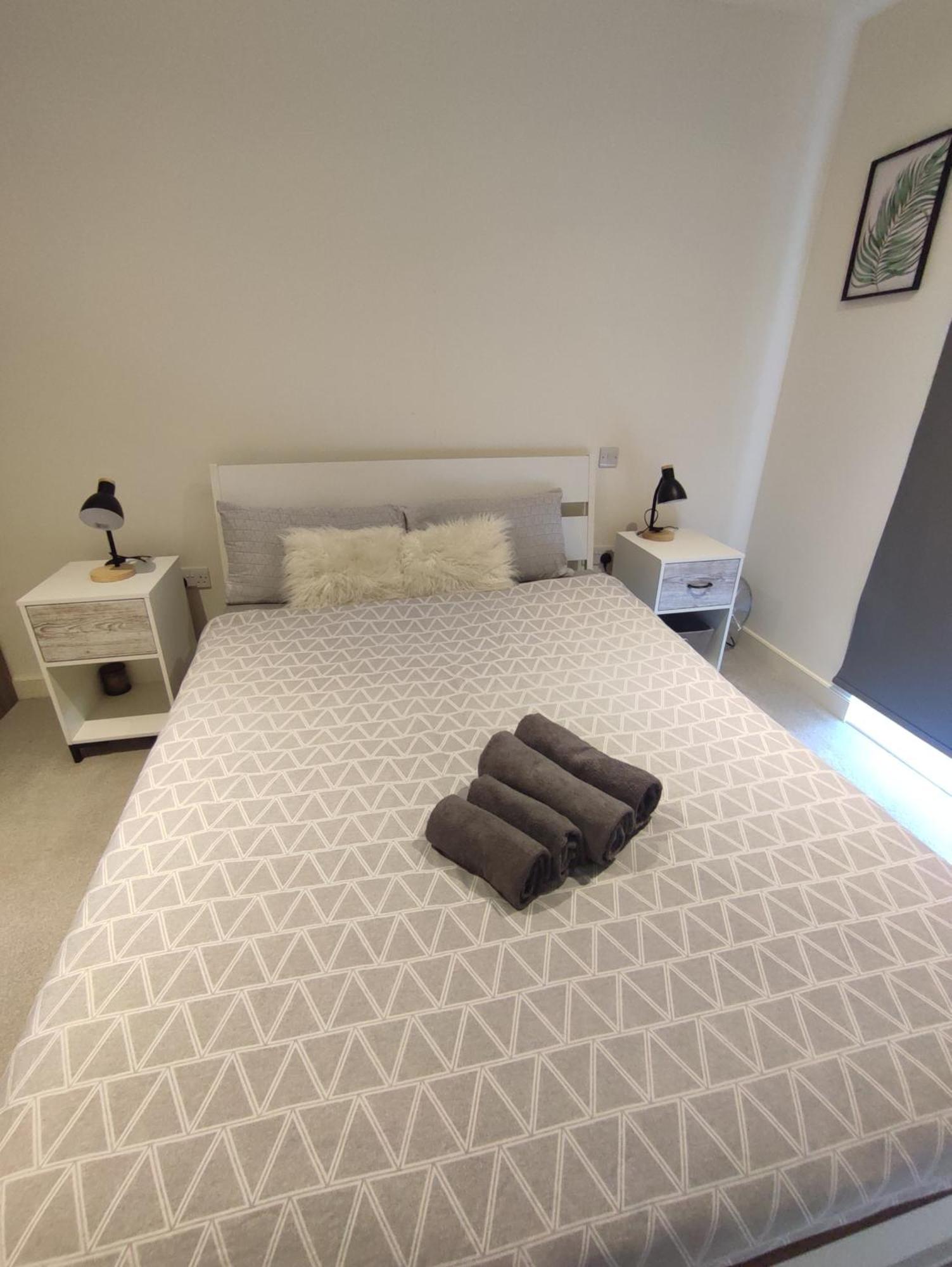 2 Bedroom 2 Bath 1 Ensuite In Roya Asenal Beautiful Views & Parking 伦敦 外观 照片