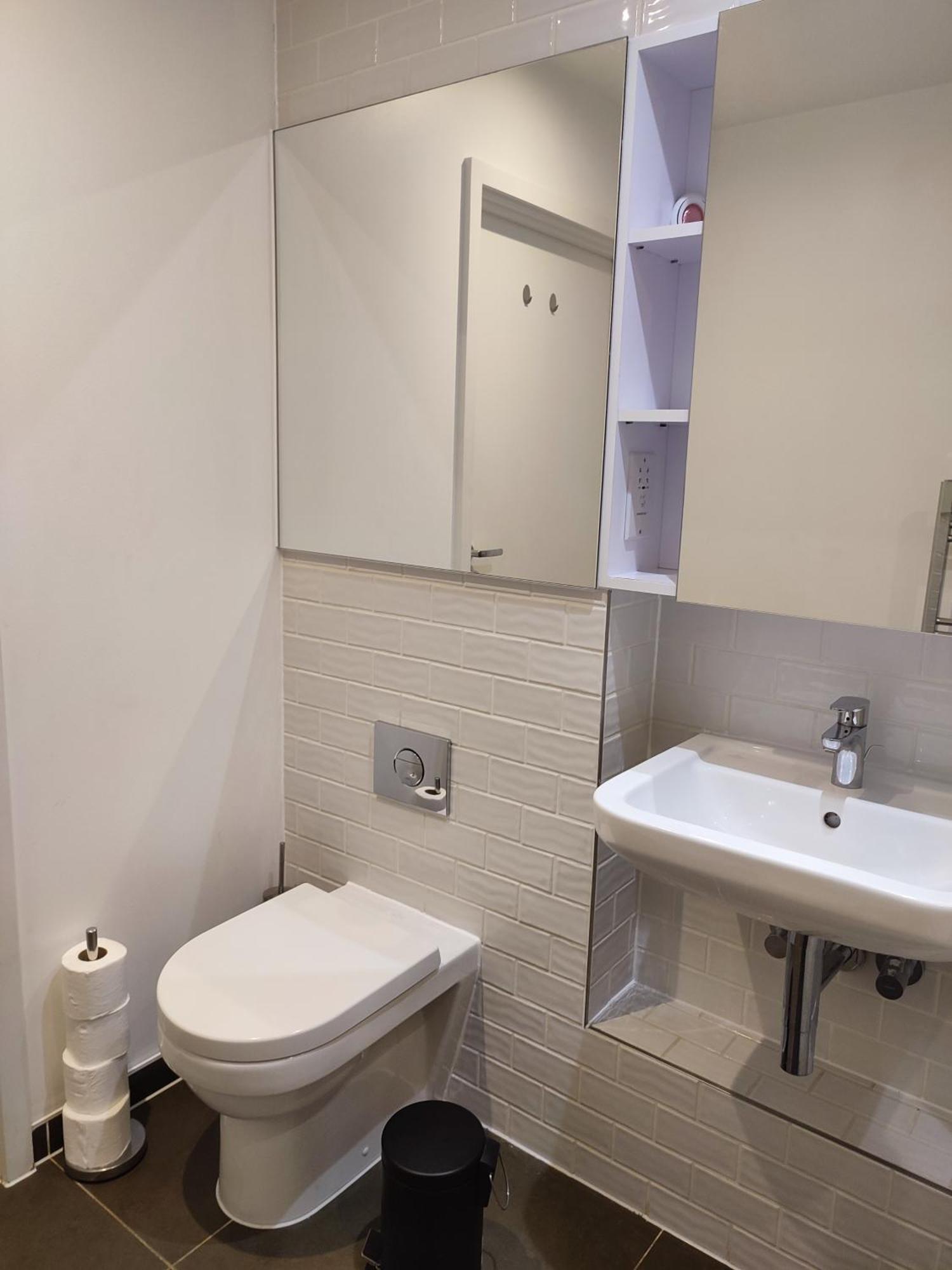 2 Bedroom 2 Bath 1 Ensuite In Roya Asenal Beautiful Views & Parking 伦敦 外观 照片
